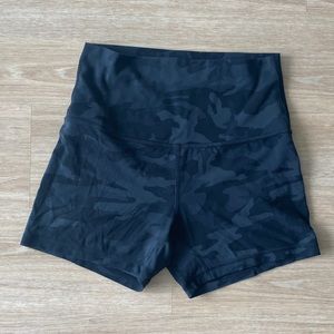Lululemon Black & Grey Army Print Shorts Size:6